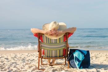 一名女子在阿拉巴马州的海滩上放松