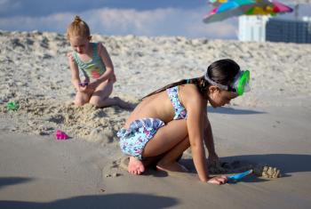 女孩在阿拉巴马州的海滩上玩