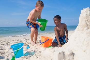 男孩们在阿拉巴马州的海滩上玩耍