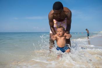 一家人在海滩上的海湾海岸，美国