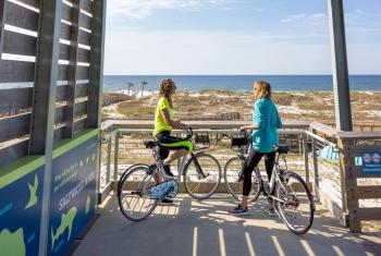 骑自行车在海湾国家公园海湾海岸