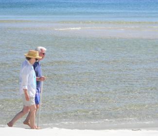 老夫妇在奥兰治海滩散步