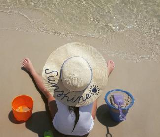 大沙滩帽在海湾海岸AL海滩