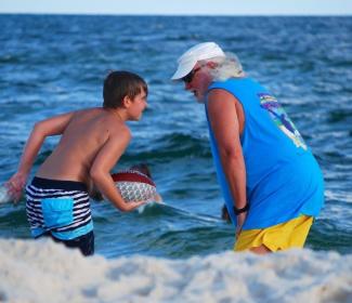 孙子和祖父在奥兰治海滩上