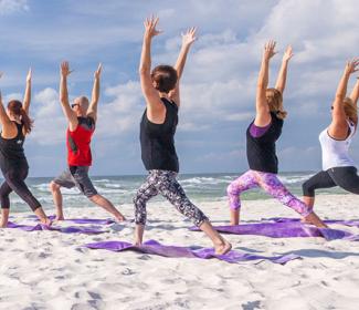 瑜伽课在亚拉巴马州的白色沙滩