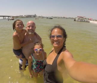 萨曼莎·尼尔森的家人船海湾海岸度假,