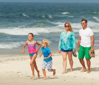 家庭在阿拉巴马州的海滩上