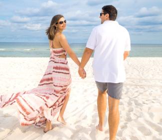 漫步在阿拉巴马海滩上的情侣