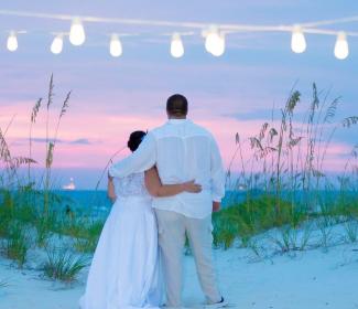 婚礼在海湾海岸的沙滩上