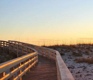 阿拉巴马州海湾海岸日落时分的木板路
