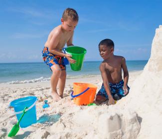 男孩在阿拉巴马州的海滩上玩耍