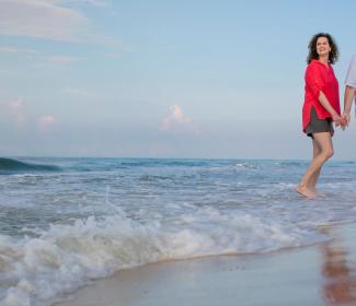 一对情侣在阿拉巴马州的海滩上散步