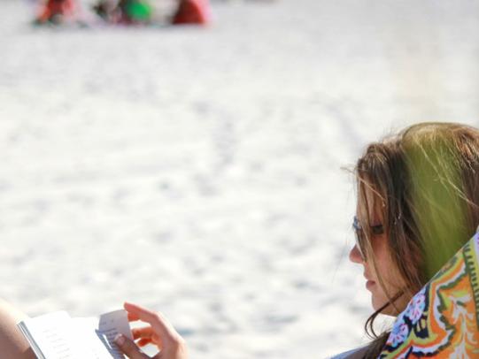 阿拉巴马州海滩上阅读的女人
