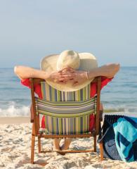 女人在阿拉巴马沙滩放松