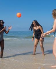 Teens在阿拉巴马海滩玩