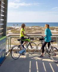 骑自行车在海湾国家公园海湾海岸