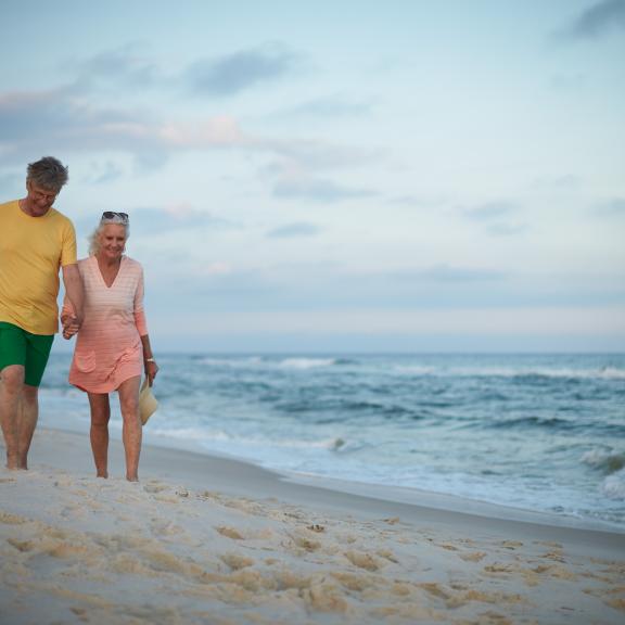 一对老夫妇在奥兰治海滩散步
