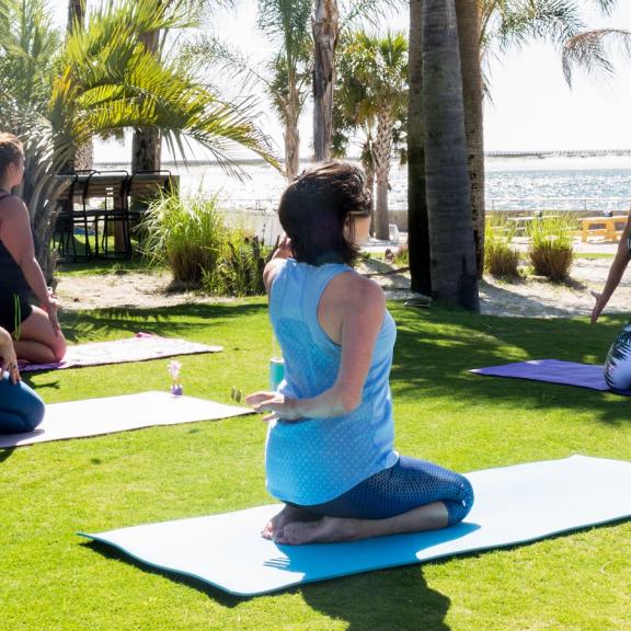 在橘湾海滩做瑜伽