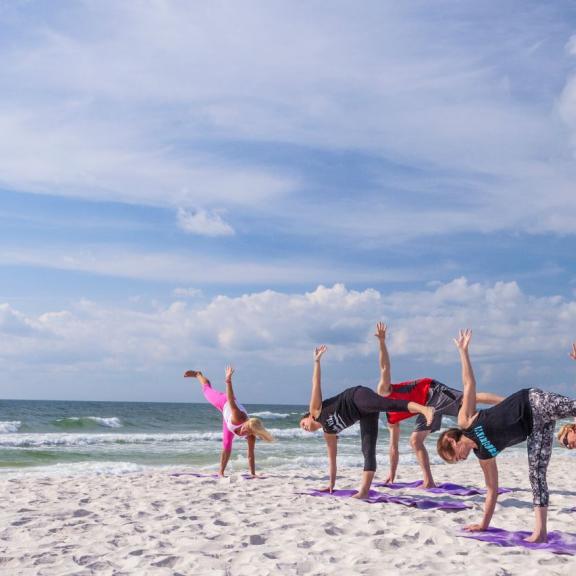 阿拉巴马州的海滩上瑜伽课