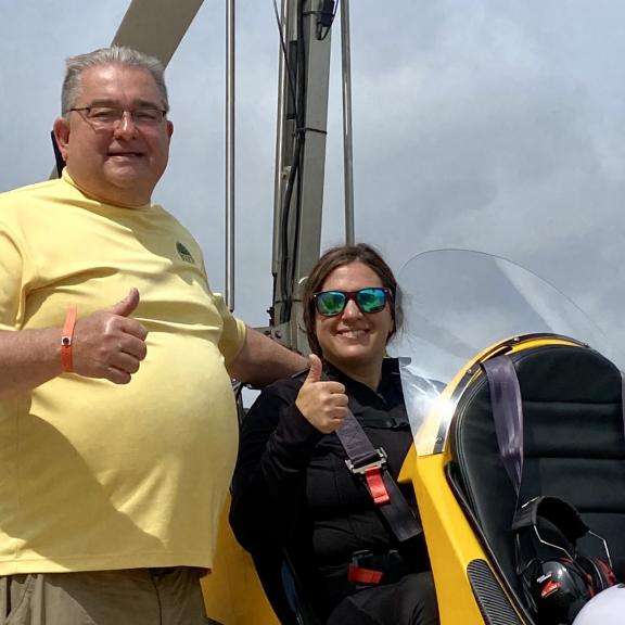 父亲和女儿在BeachFlight航空旋翼机上