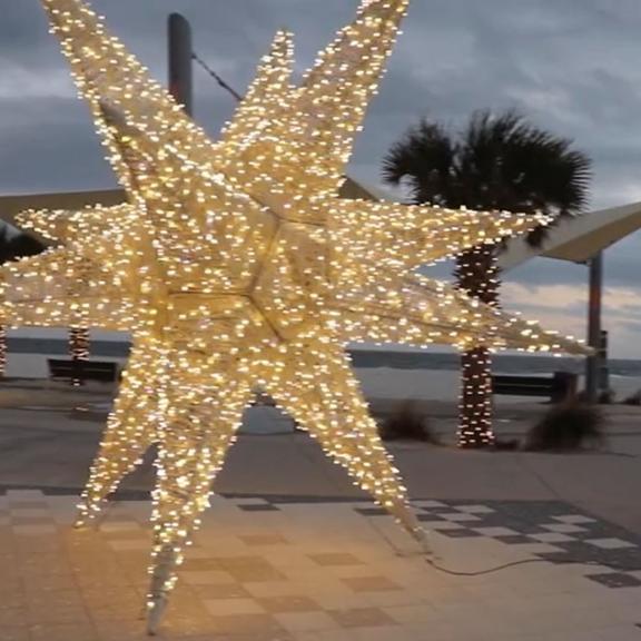 海湾海岸的圣诞彩灯